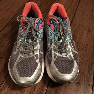 Brooks Raveena 7 Carpe Runem Athletic Sneakers